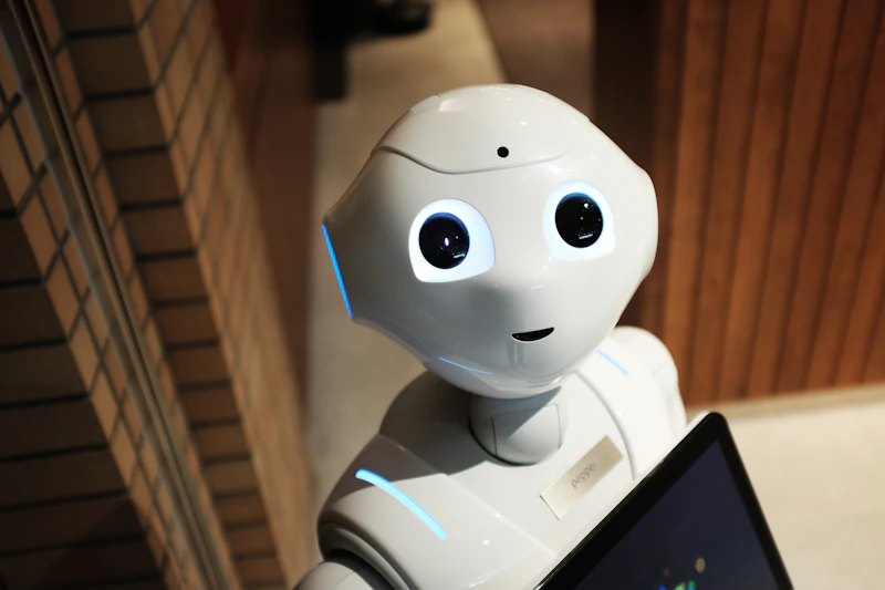 Robotska glava z belim ohišjem pred temnim ozadjem