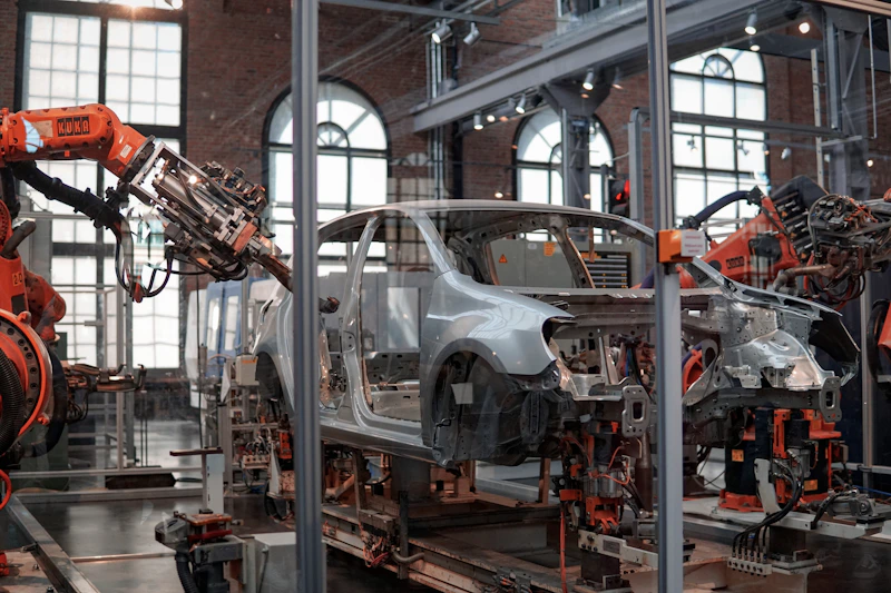 Industrijski robotski roki na avtomatizirani montažni liniji